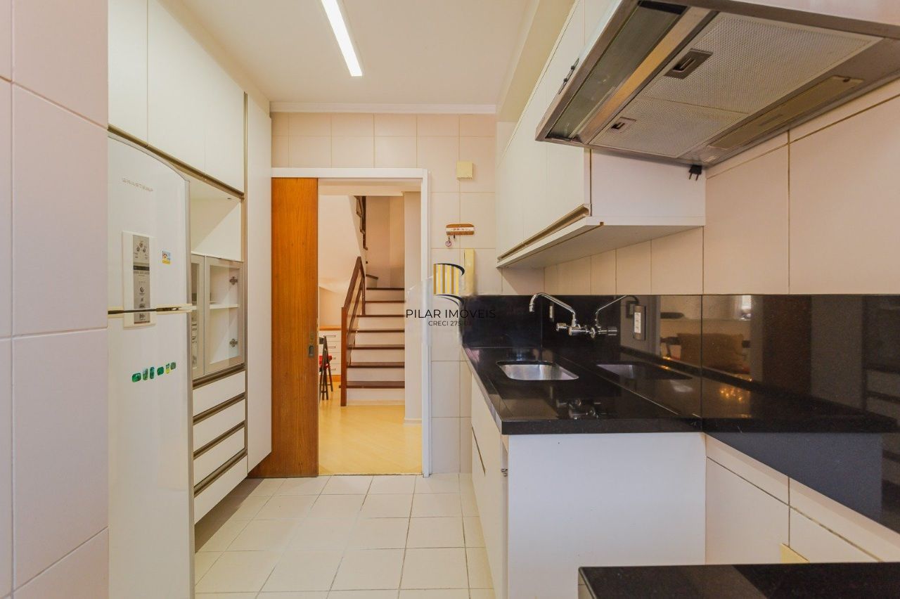 Cobertura charmosa com terraço e 2 vagas no Petrópolis