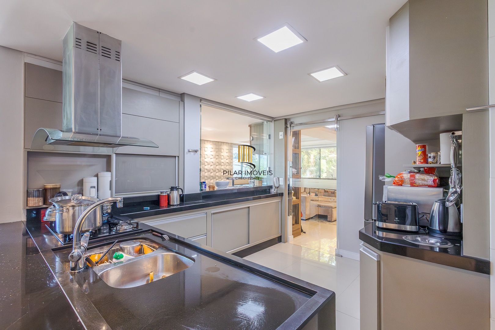 No Bairro Petrópolis 4 dormitórios, 2 suites, lareira e churrasqueira com 3 vagas