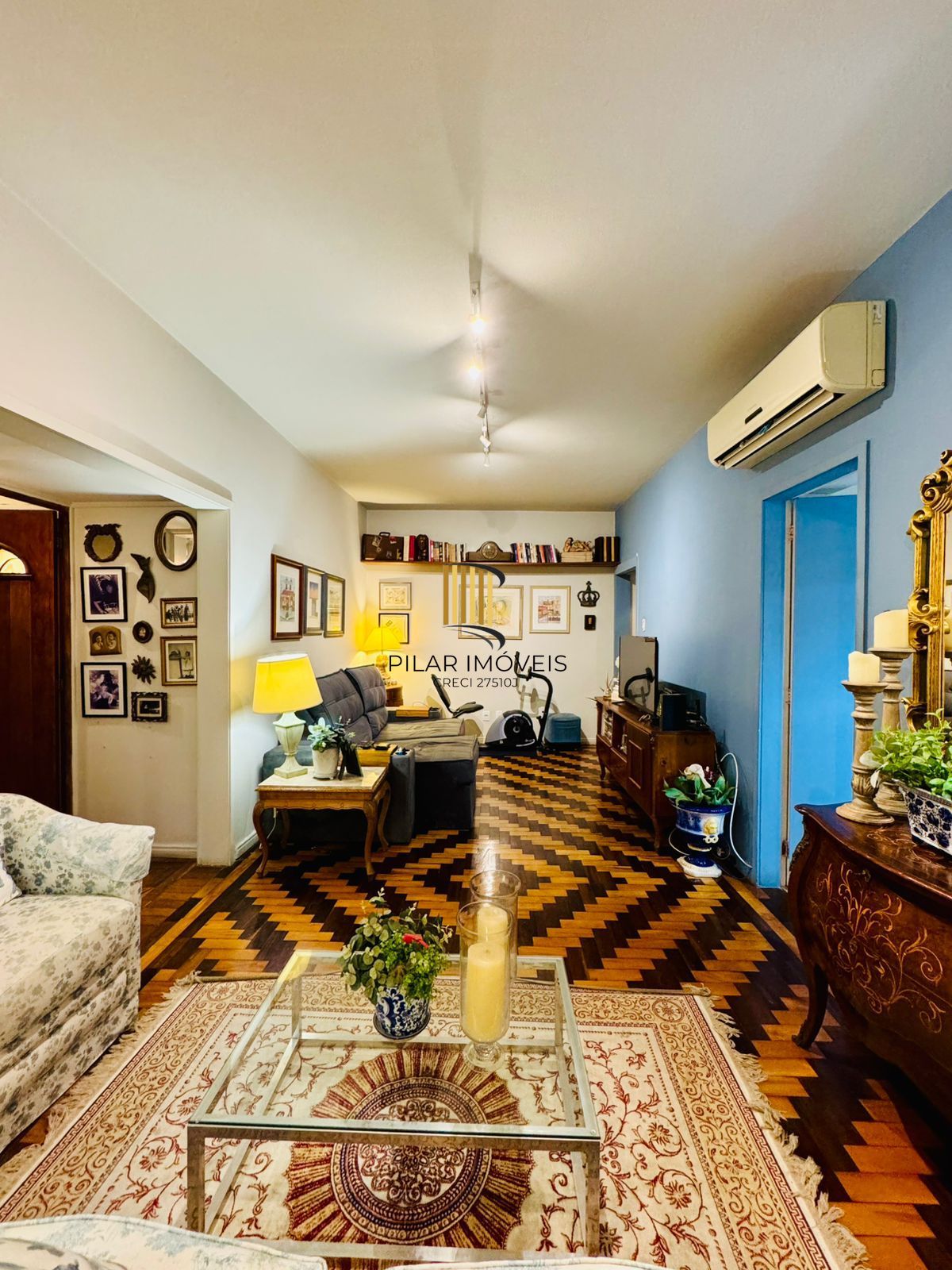 Bom Fim. Apartamento 3 dormitórios com living estendido.