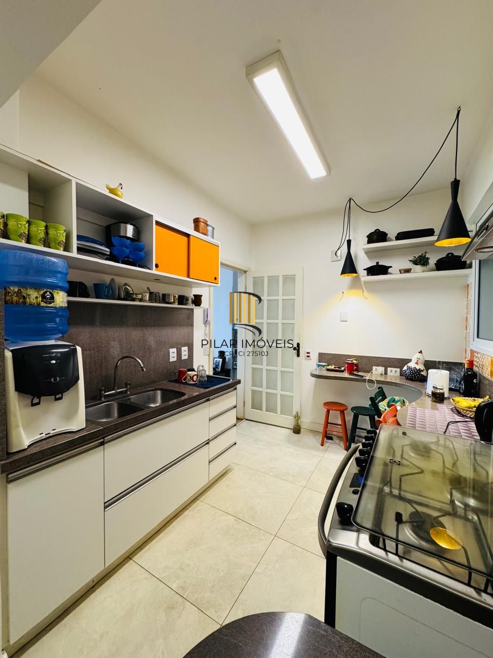 Apartamento Semimobiliado com 3 Dormitórios, 1 Suíte e Elevador