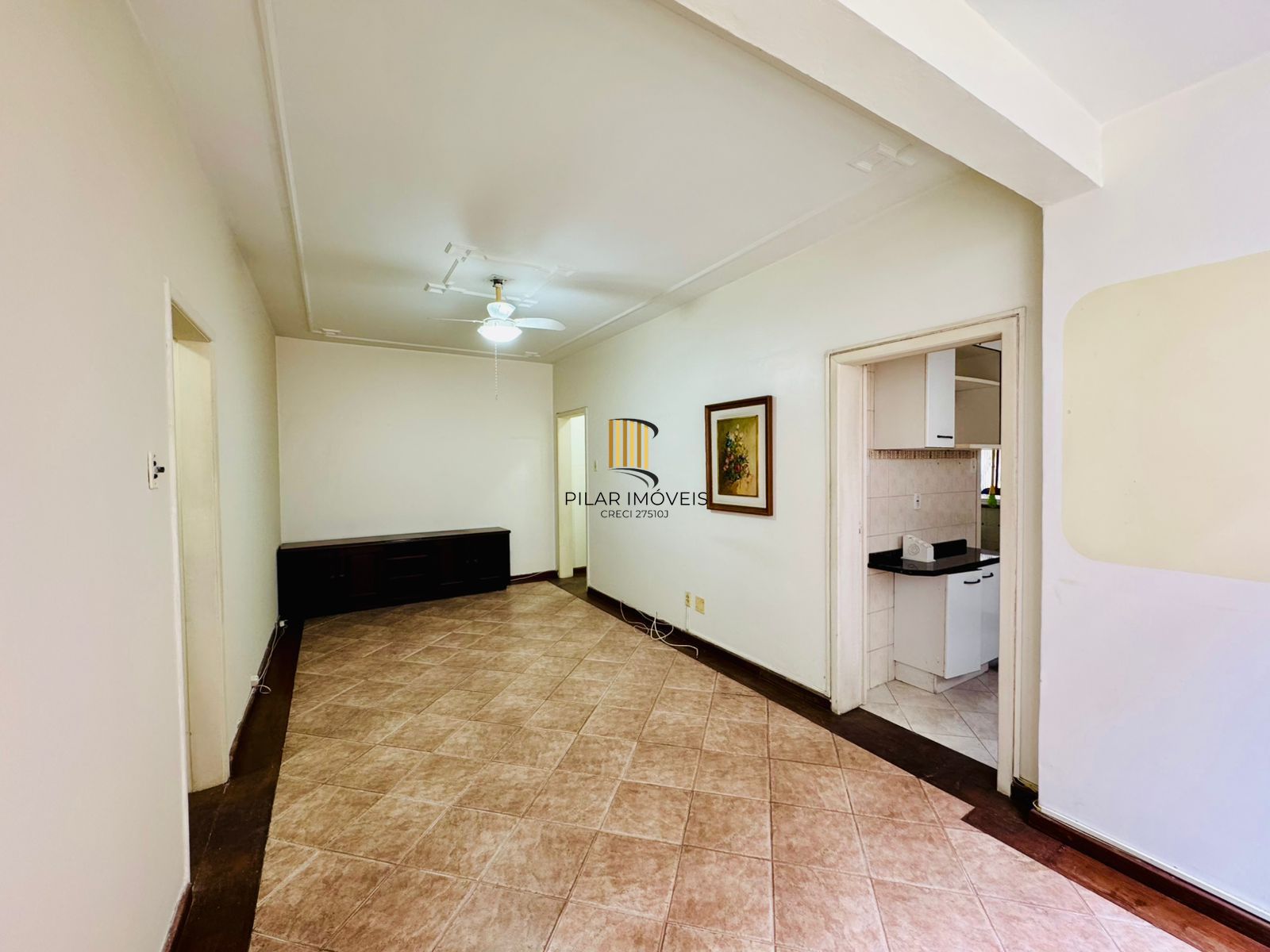 Bom Fim. Apartamento 3 dormitórios com living estendido.