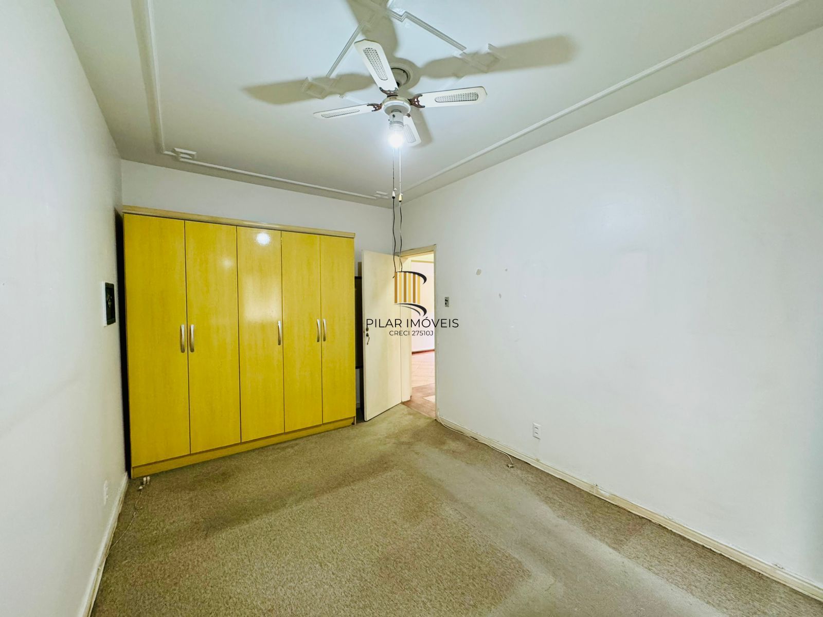 Bom Fim. Apartamento 3 dormitórios com living estendido.