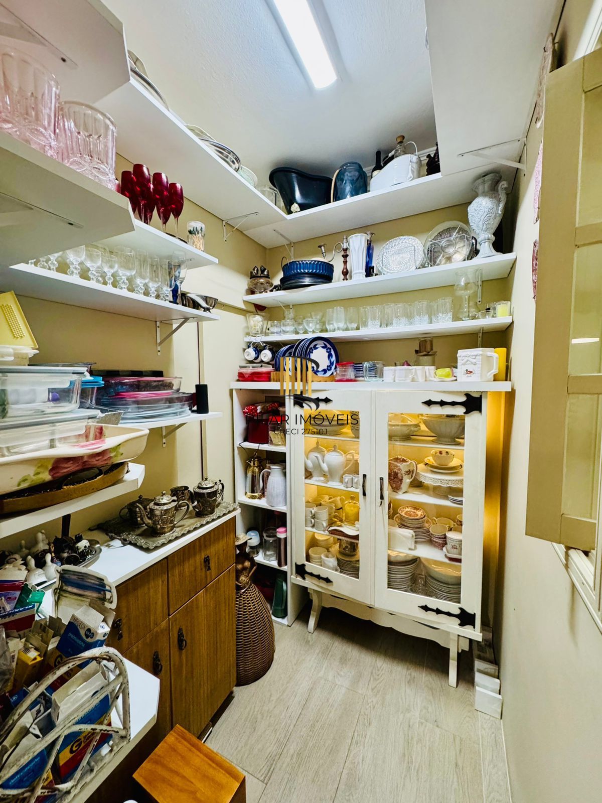 Bom Fim. Apartamento 3 dormitórios com living estendido.