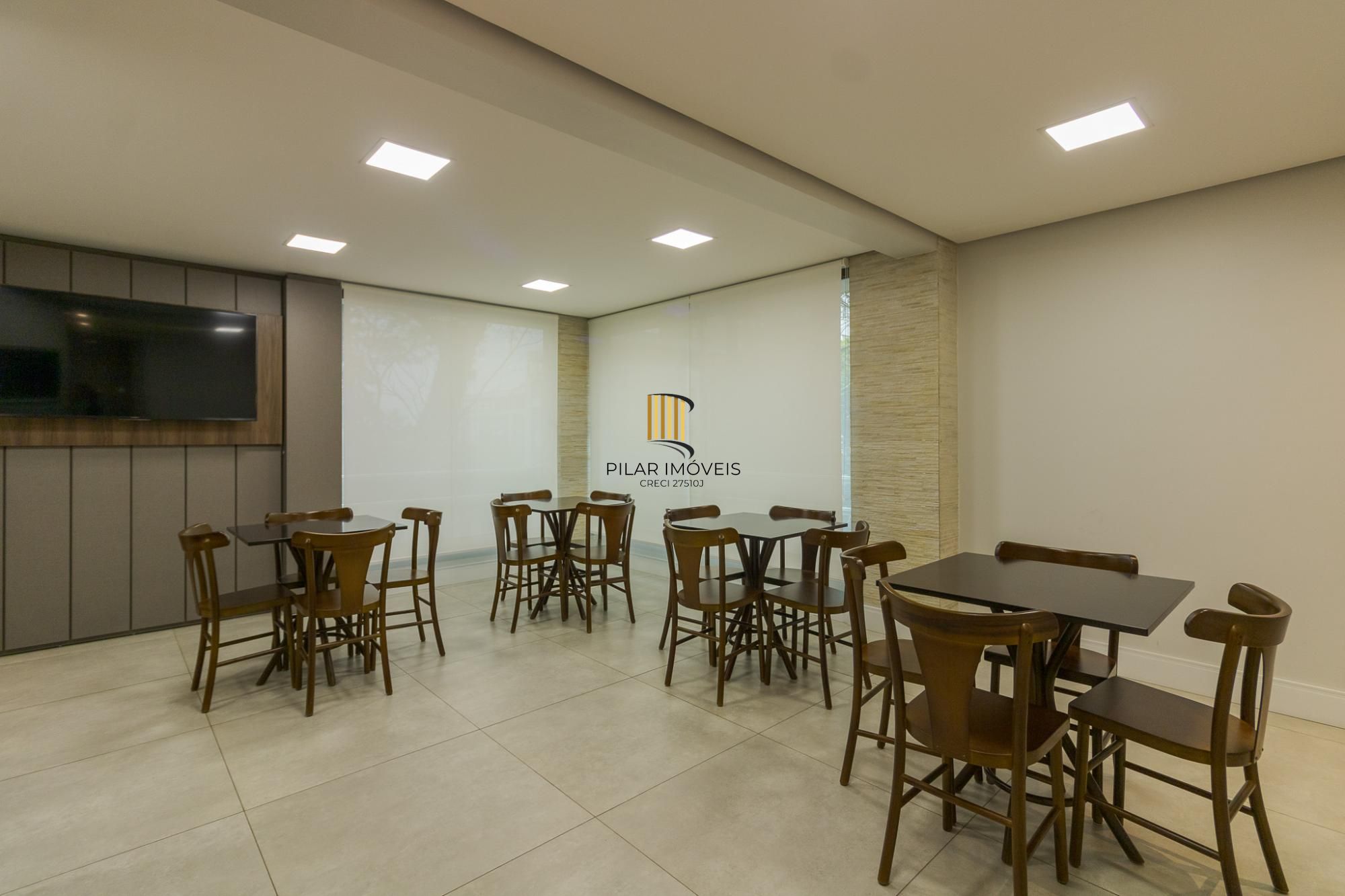 No Bairro Petrópolis 4 dormitórios, 2 suites, lareira e churrasqueira com 3 vagas