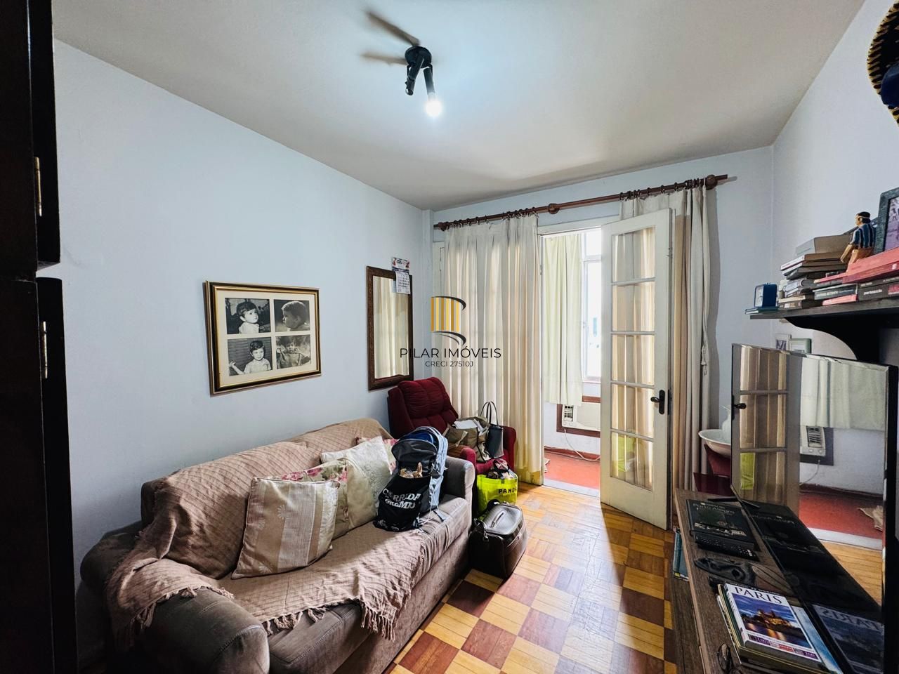 Apartamento Semimobiliado com 3 Dormitórios, 1 Suíte e Elevador
