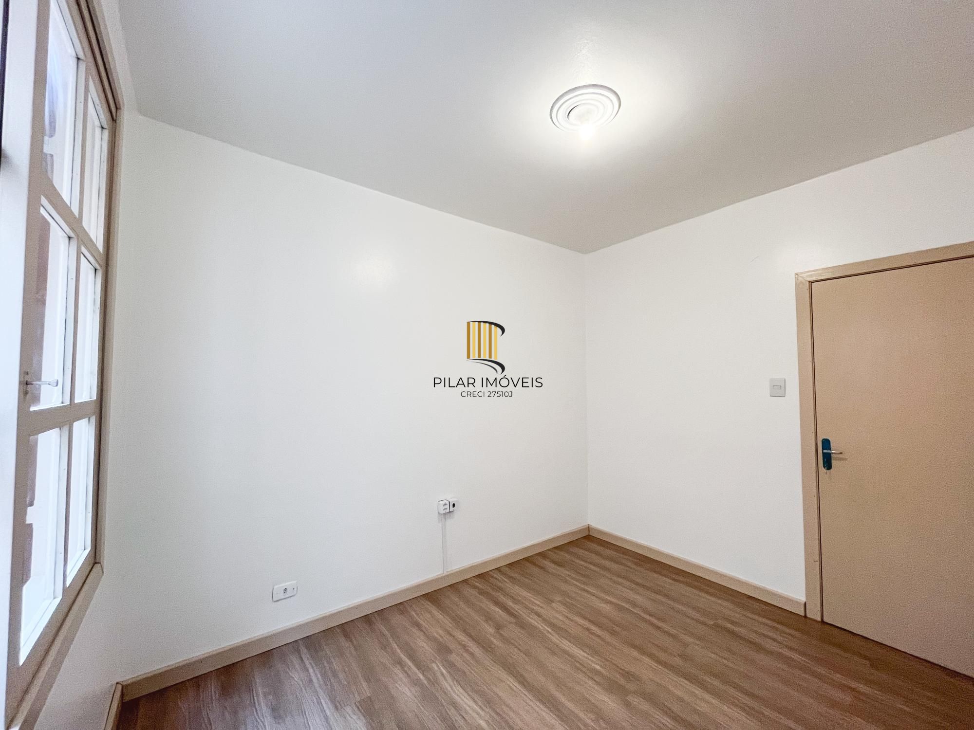 Apartamento 2 dormitórios com pátio no bairro Navegantes, em Porto Alegre.