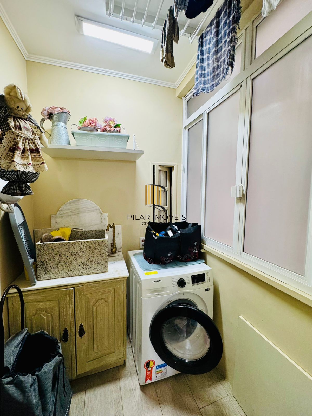 Bom Fim. Apartamento 3 dormitórios com living estendido.