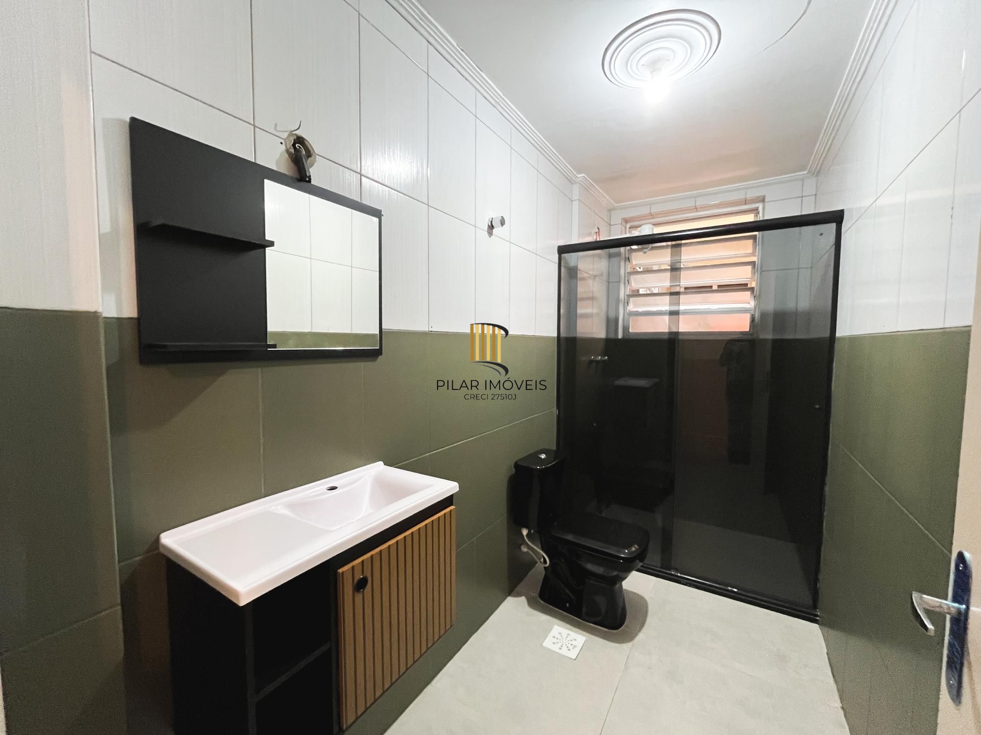 Apartamento 2 dormitórios com pátio no bairro Navegantes, em Porto Alegre.