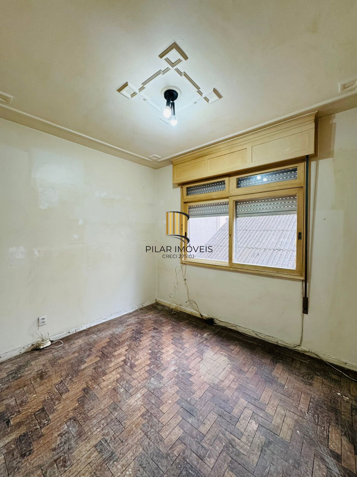 Bom Fim. Apartamento 3 dormitórios com living estendido.