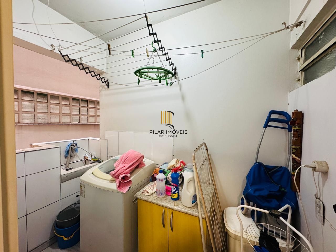 Apartamento Semimobiliado com 3 Dormitórios, 1 Suíte e Elevador