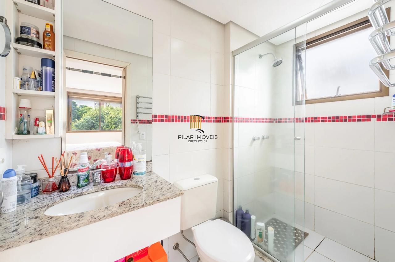 Apartamento de 2 dormitórios 1 suíte e 2 vagas no Petrópolis.