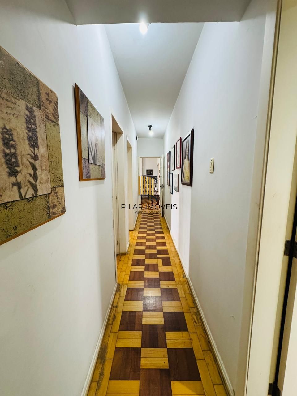 Apartamento Semimobiliado com 3 Dormitórios, 1 Suíte e Elevador