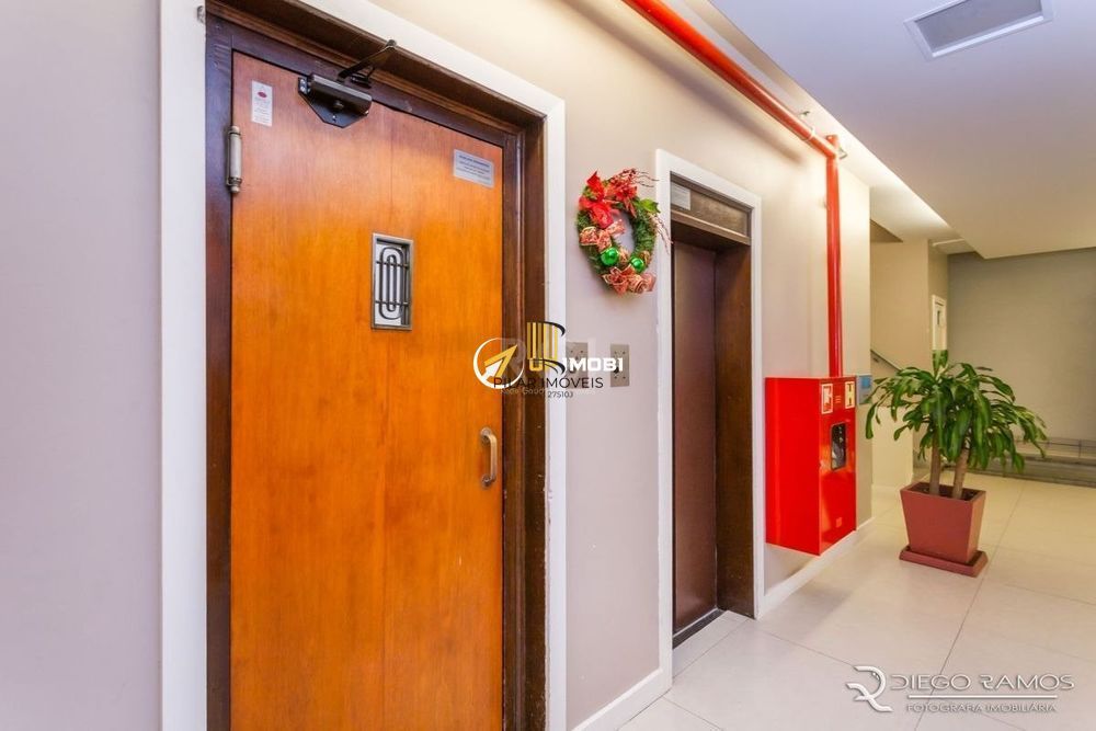 Bom Fim. Apartamento 3 dormitórios com living estendido.