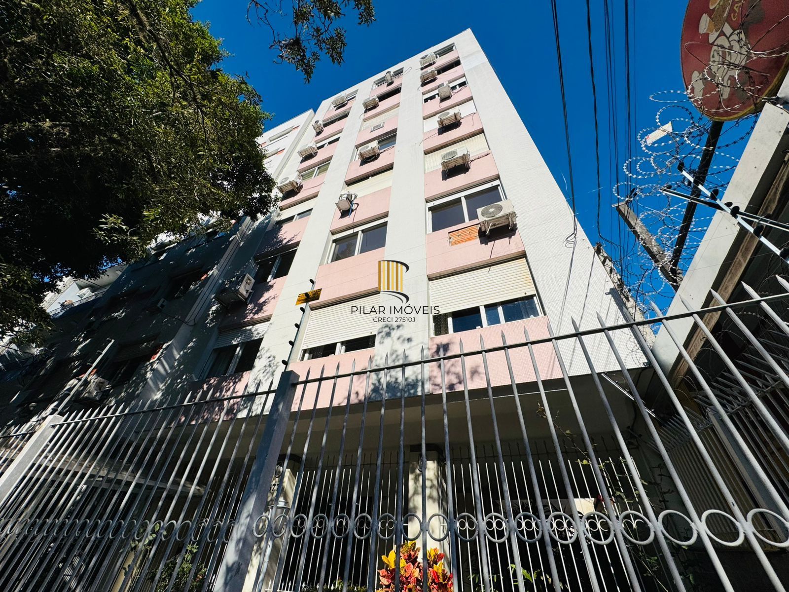 Apartamento Reformado, Ensolarado e a Poucos Passos da Redenção