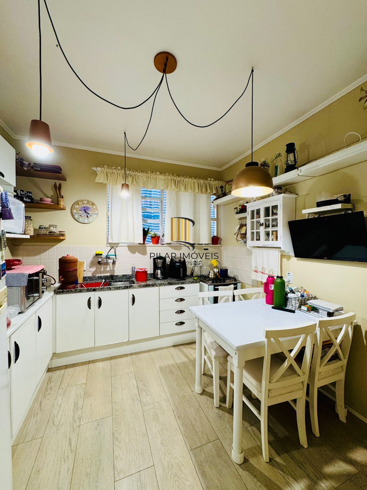 Bom Fim. Apartamento 3 dormitórios com living estendido.