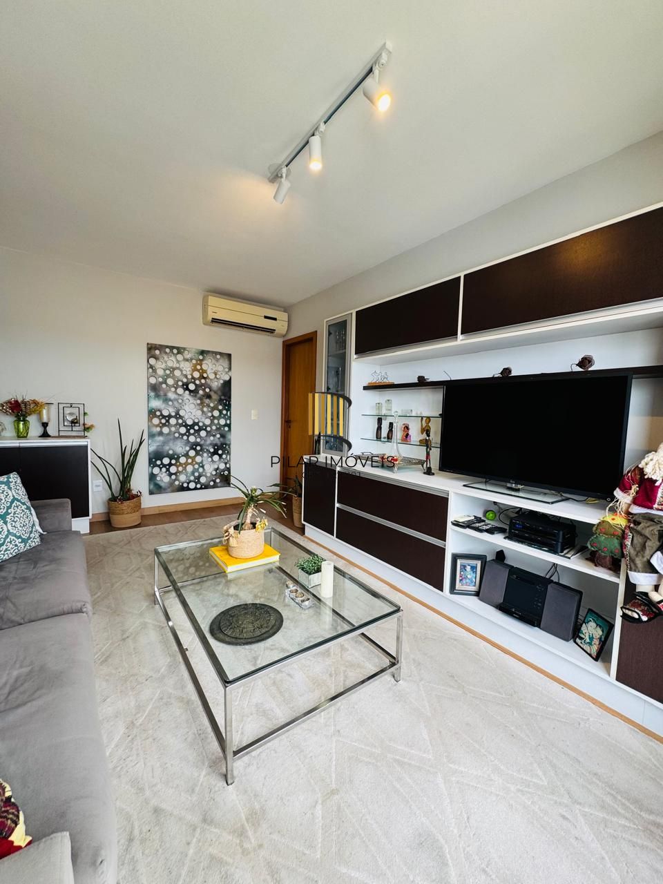 Apartamento 3 dormitórios, 3 banheiros e 2 vagas no Petrópolis