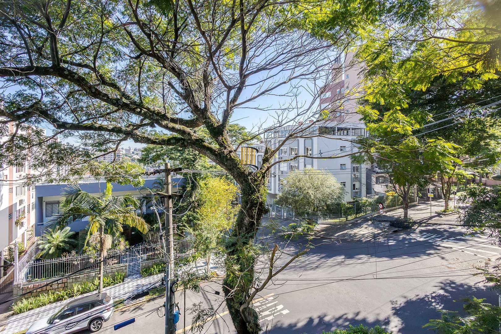 No Bairro Petrópolis 4 dormitórios, 2 suites, lareira e churrasqueira com 3 vagas