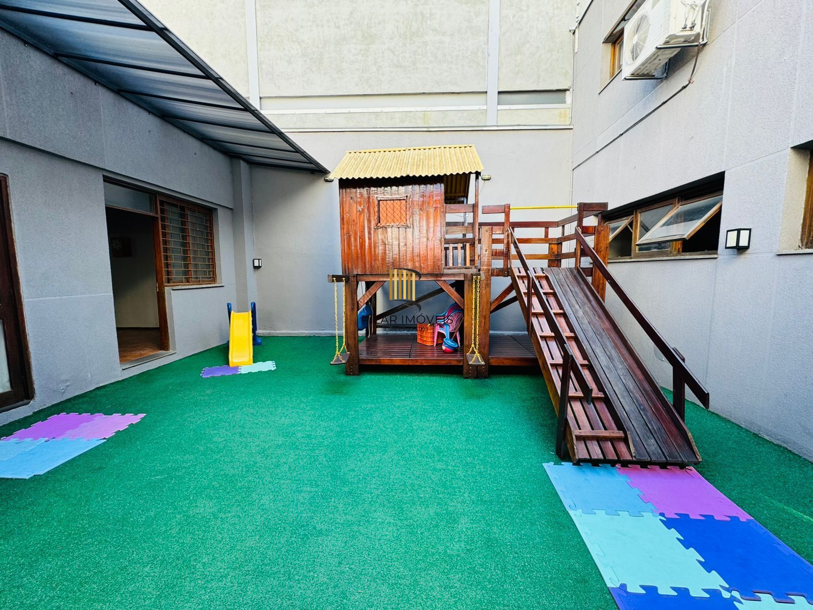 Cobertura com Terraço, Vista Livre e Porteira Fechada na Av. Protásio Alves