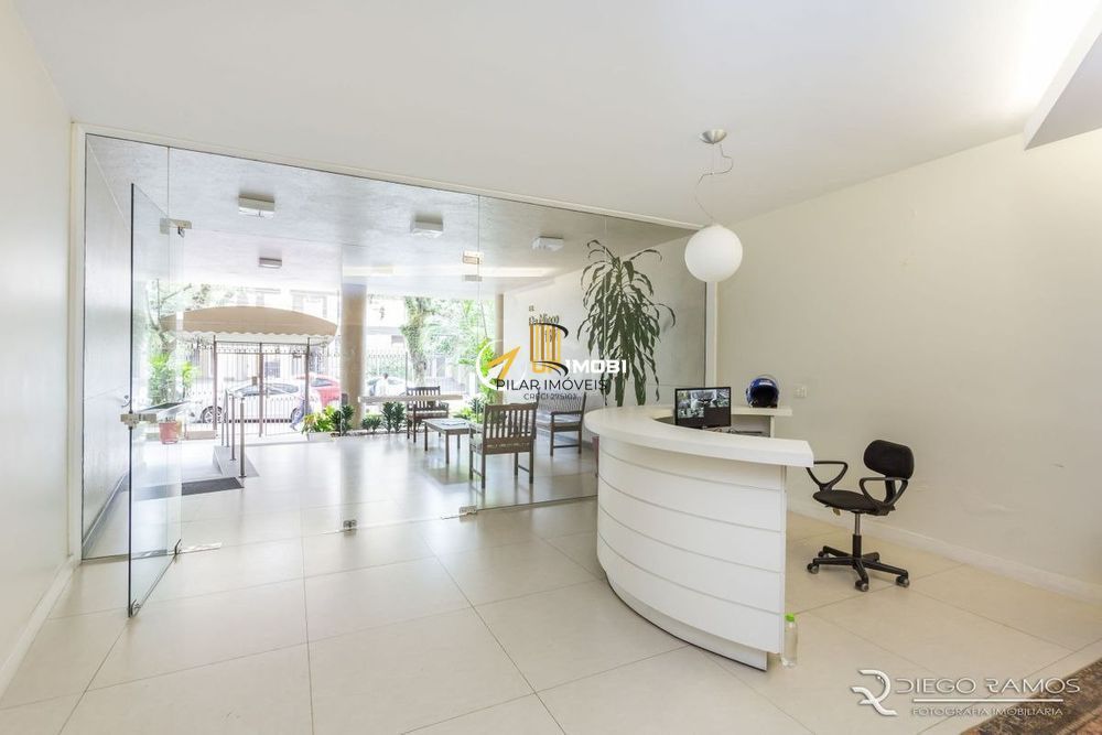 Bom Fim. Apartamento 3 dormitórios com living estendido.