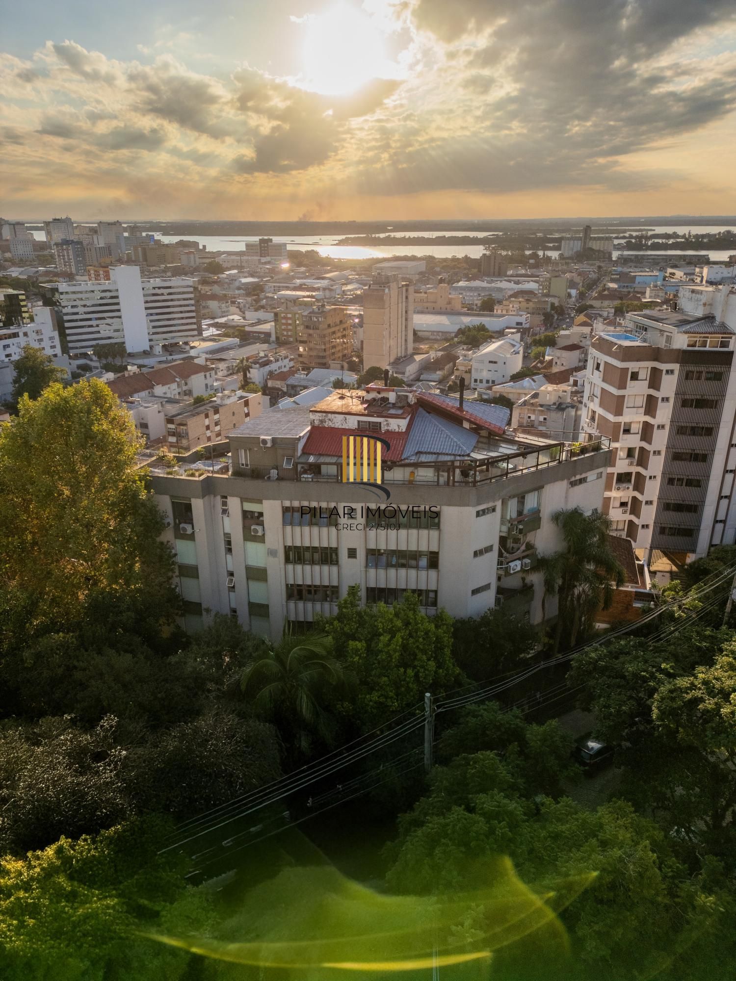 Apartamento com 3 suítes com vista e totalmente reforamdo no Moinhos de Vento