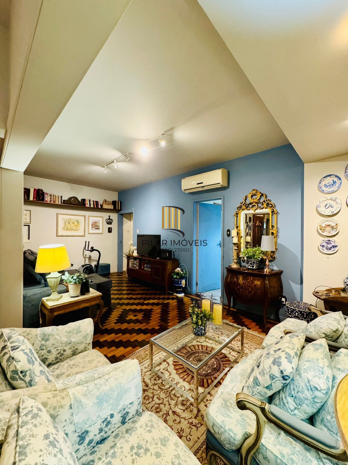 Bom Fim. Apartamento 3 dormitórios com living estendido.