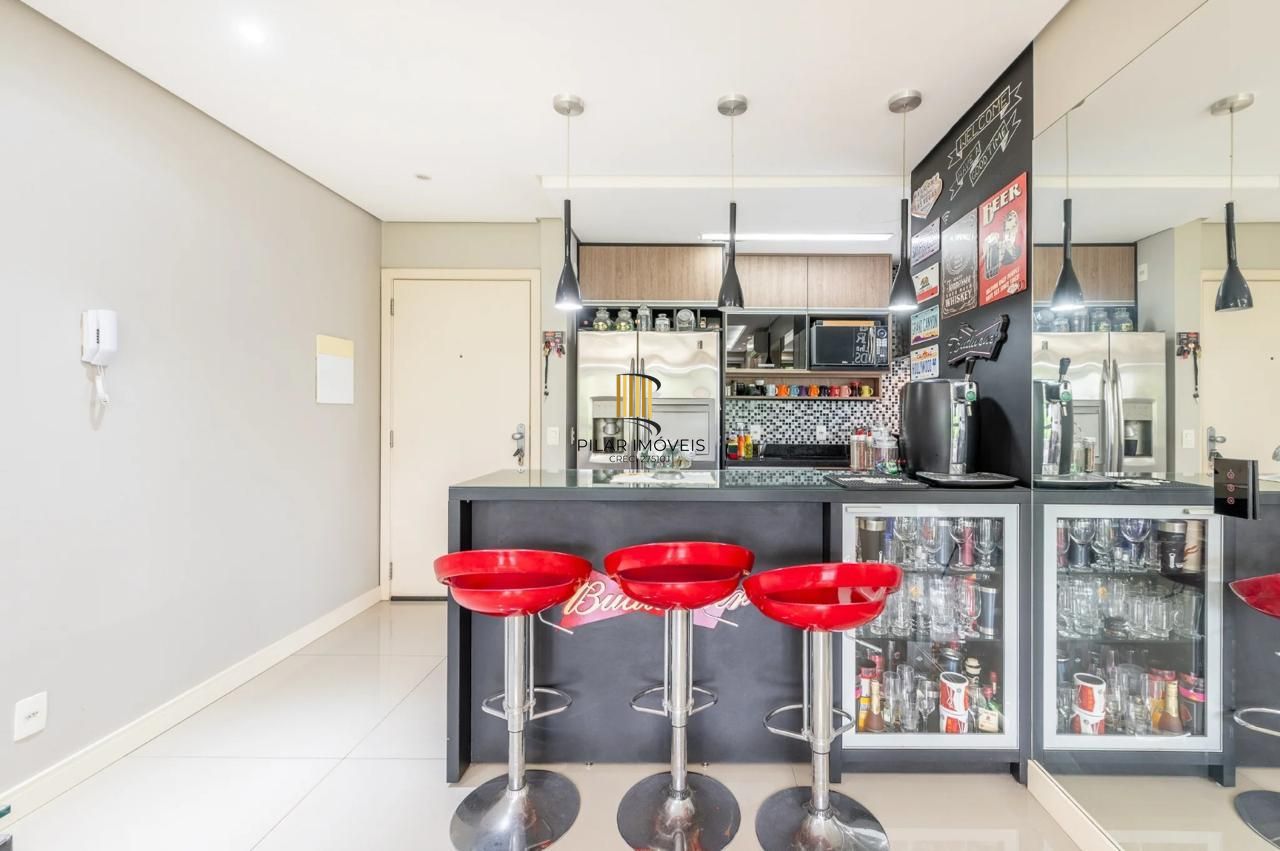 Apartamento de 2 dormitórios 1 suíte e 2 vagas no Petrópolis.