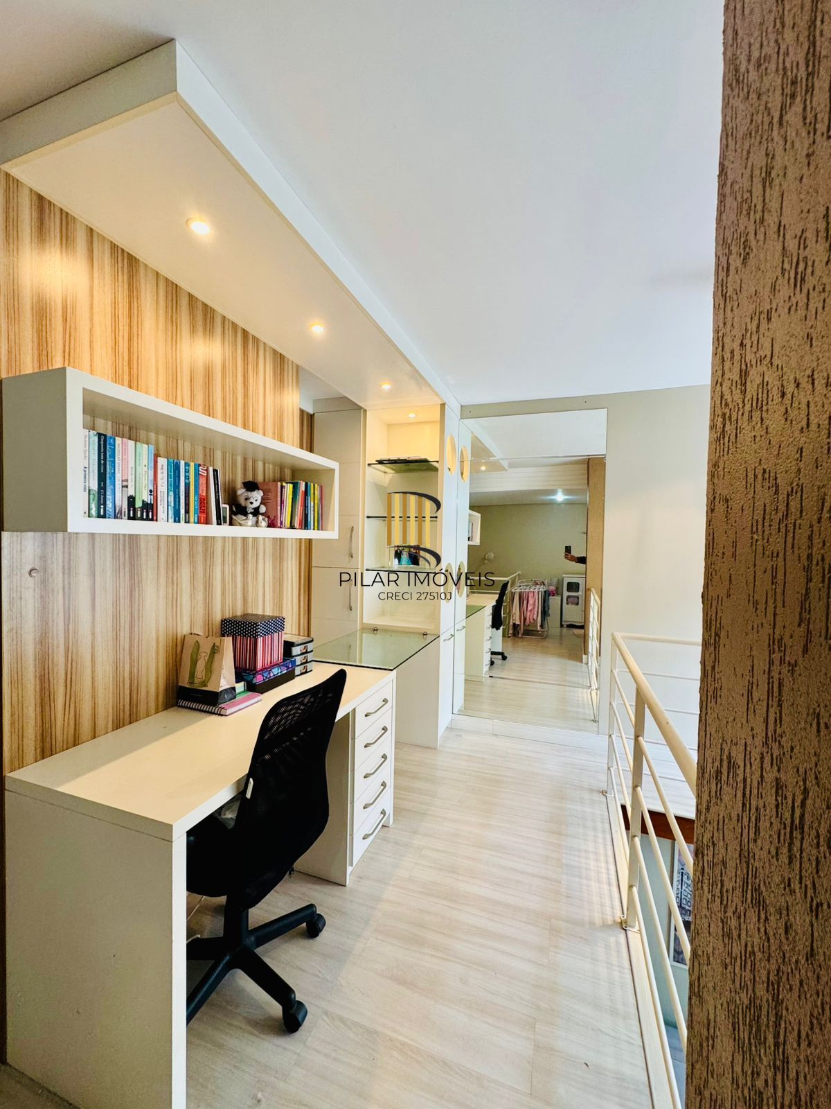 Duplex na Bela Vista, 2 dormitórios com espaço para home office, lareira e 2 vagas