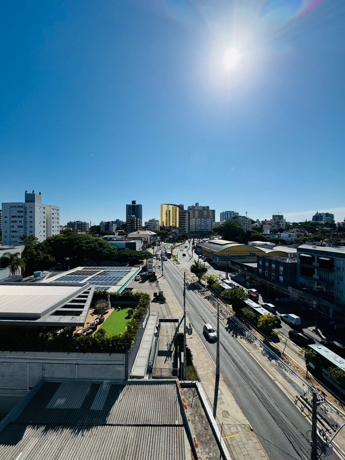 Cobertura com Terraço, Vista Livre e Porteira Fechada na Av. Protásio Alves