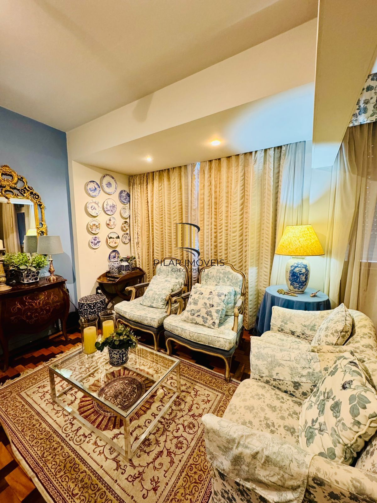 Bom Fim. Apartamento 3 dormitórios com living estendido.