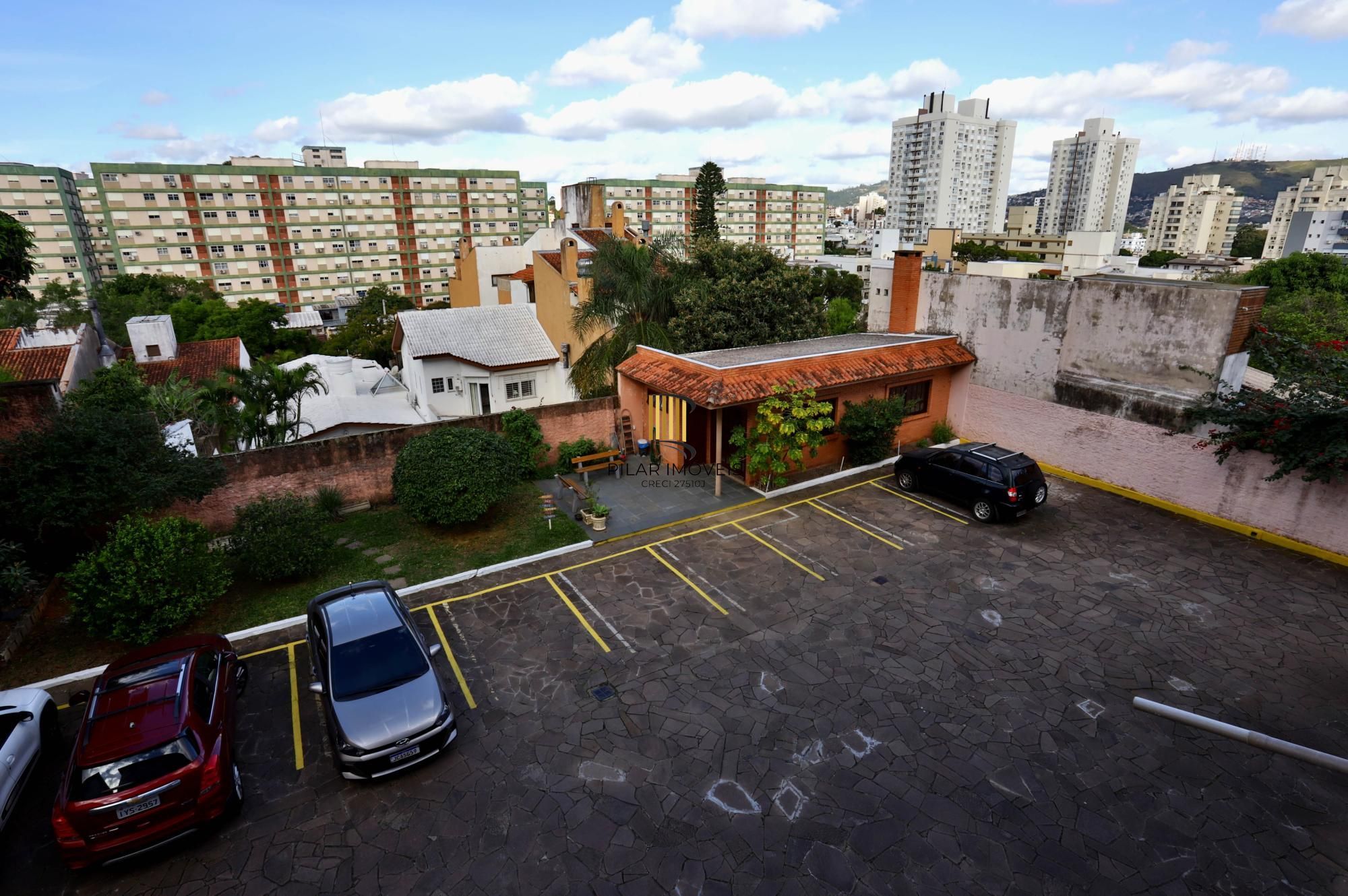 3 dormitórios com 94 privativos com sacada, sol leste, possui 1 vaga