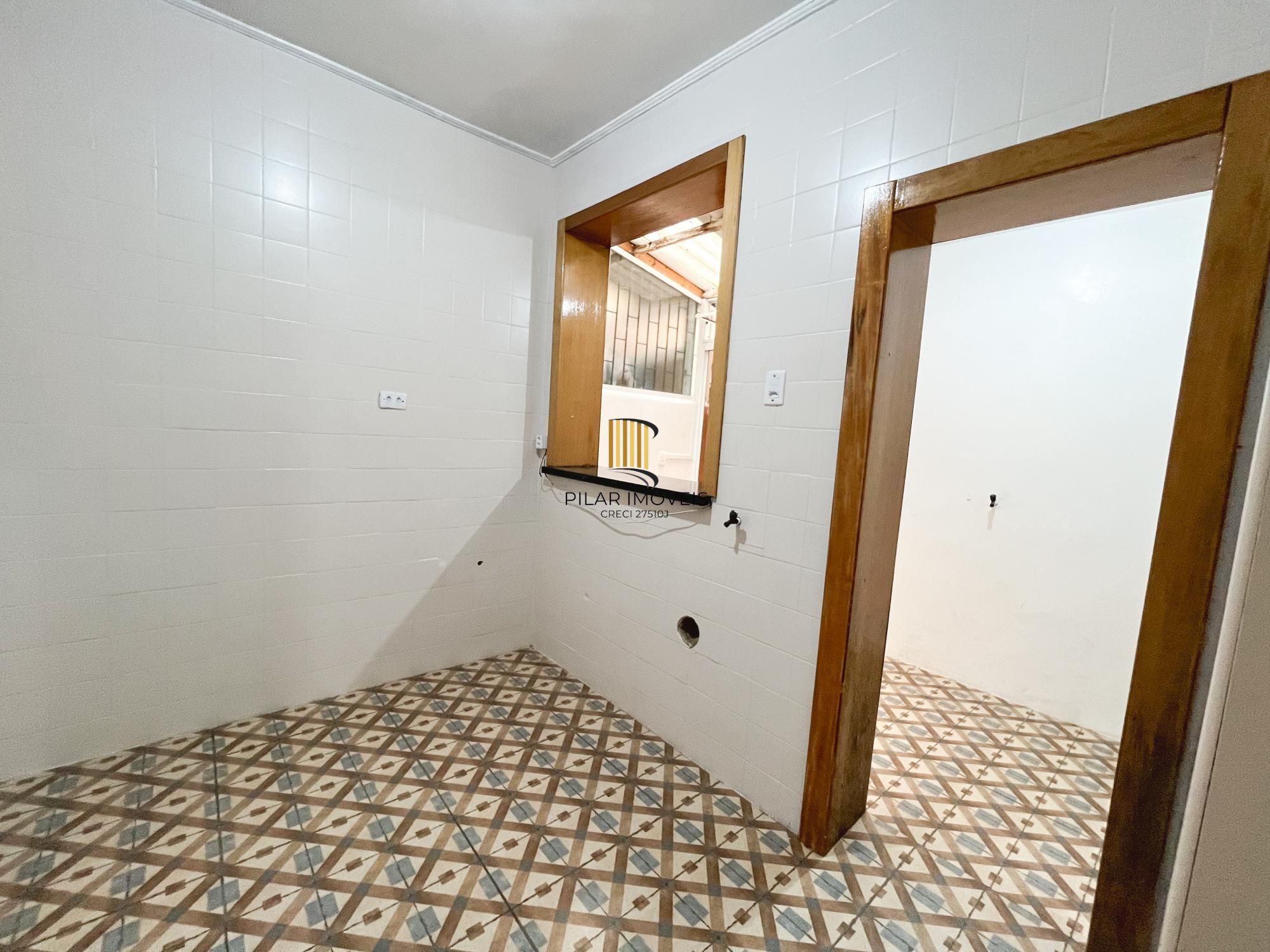 Apartamento 2 dormitórios com pátio no bairro Navegantes, em Porto Alegre.