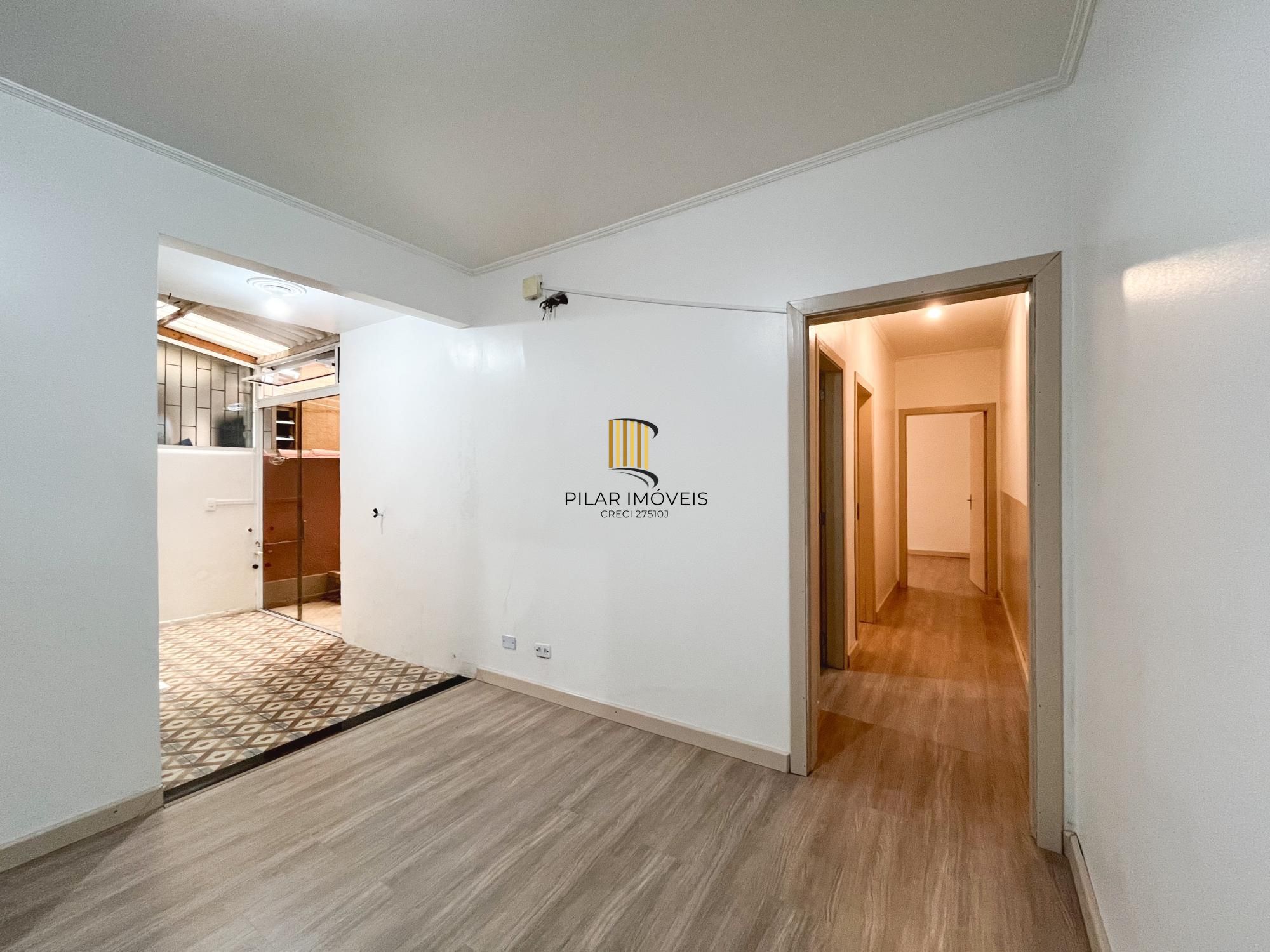 Apartamento 2 dormitórios com pátio no bairro Navegantes, em Porto Alegre.