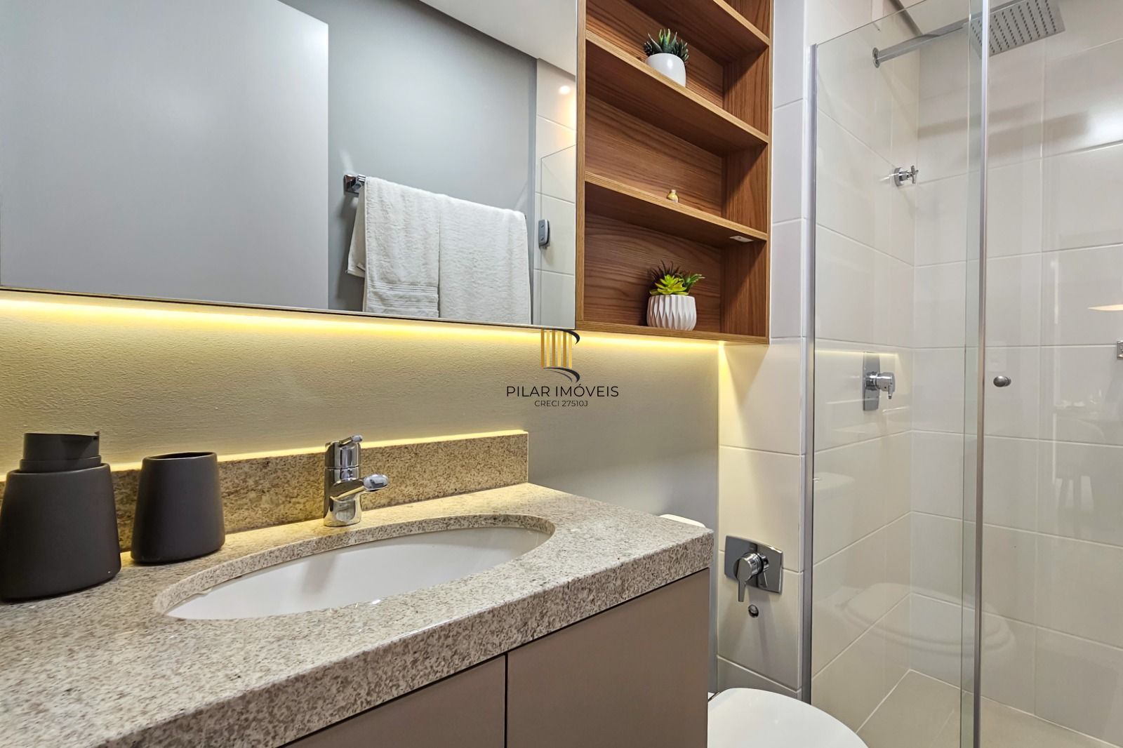 Apartamento completamente mobiliado e decorado, sacada, churrasqueira e vaga, com vista!