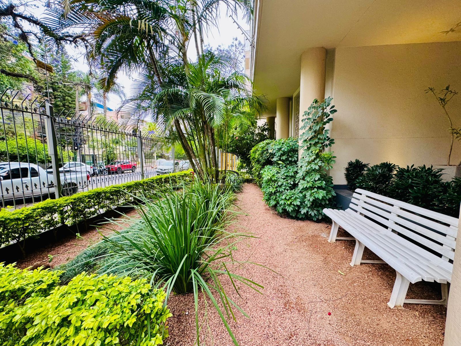 Bom Fim. Apartamento 3 dormitórios com living estendido.