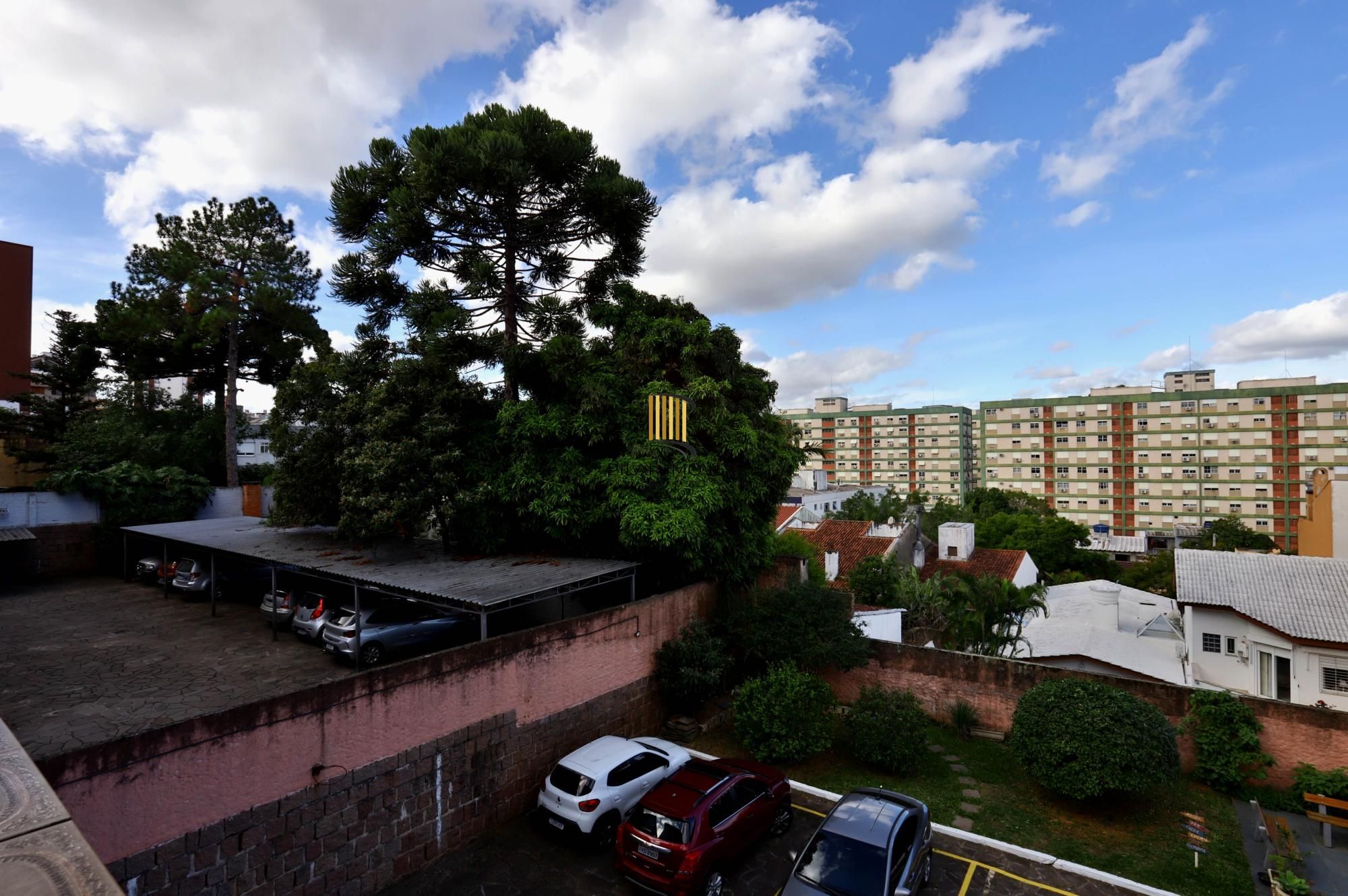 3 dormitórios com 94 privativos com sacada, sol leste, possui 1 vaga