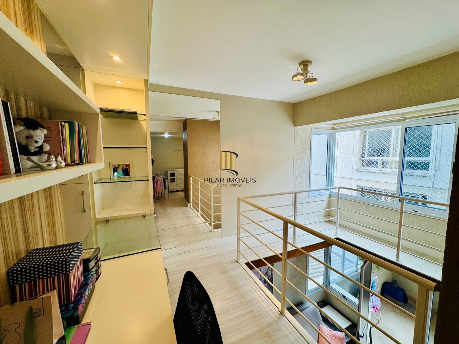 Duplex na Bela Vista, 2 dormitórios com espaço para home office, lareira e 2 vagas