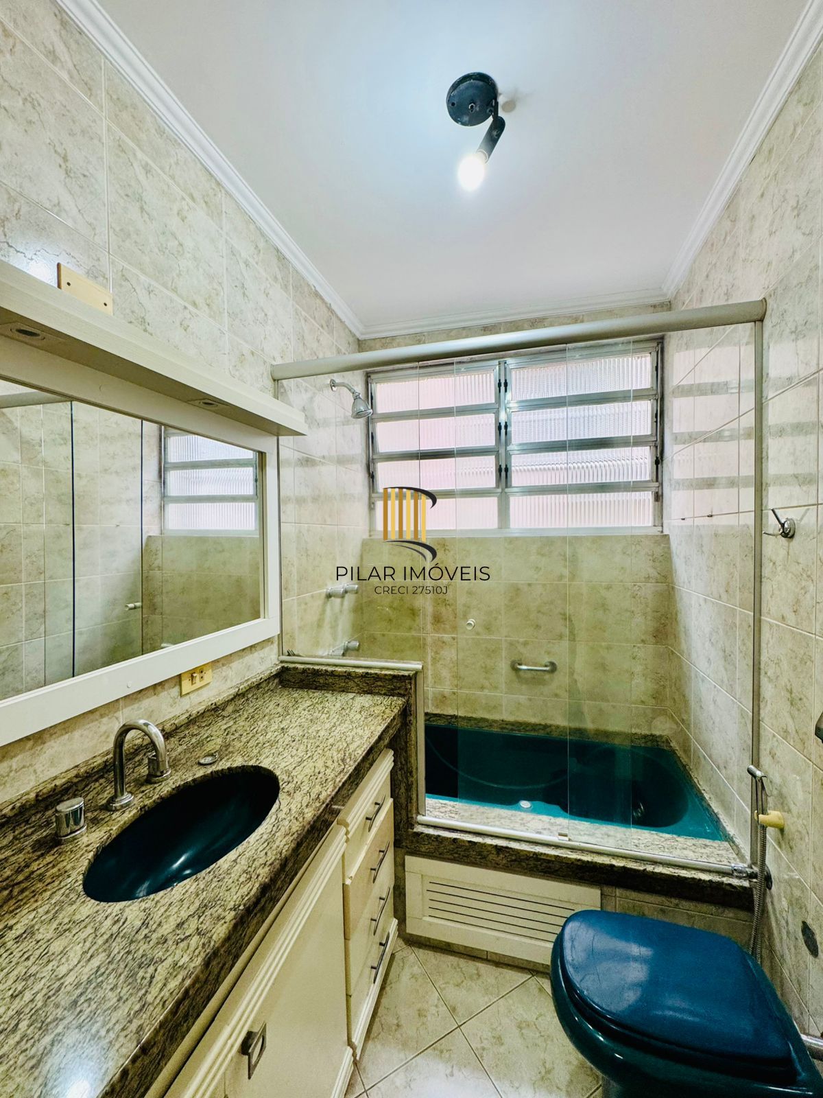 Bom Fim. Apartamento 3 dormitórios com living estendido.