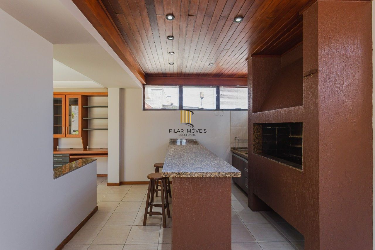 Cobertura charmosa com terraço e 2 vagas no Petrópolis