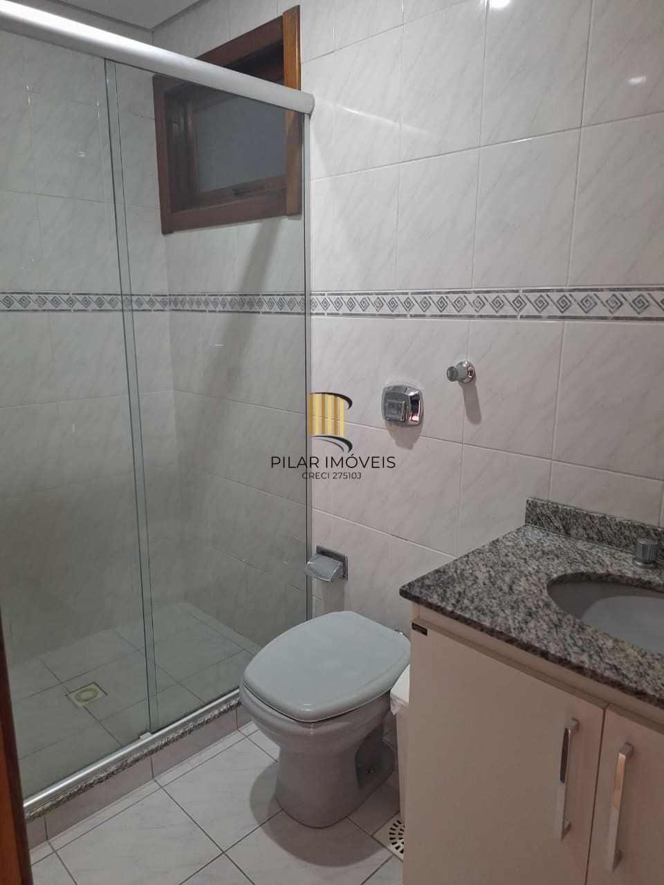 Amplo apartamento de 2D com suíte e vaga
