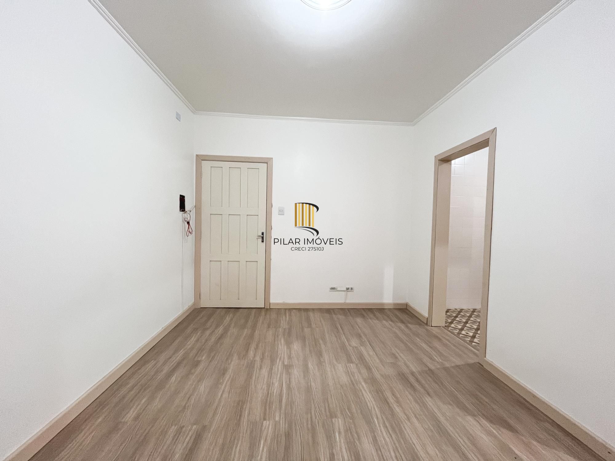 Apartamento 2 dormitórios com pátio no bairro Navegantes, em Porto Alegre.