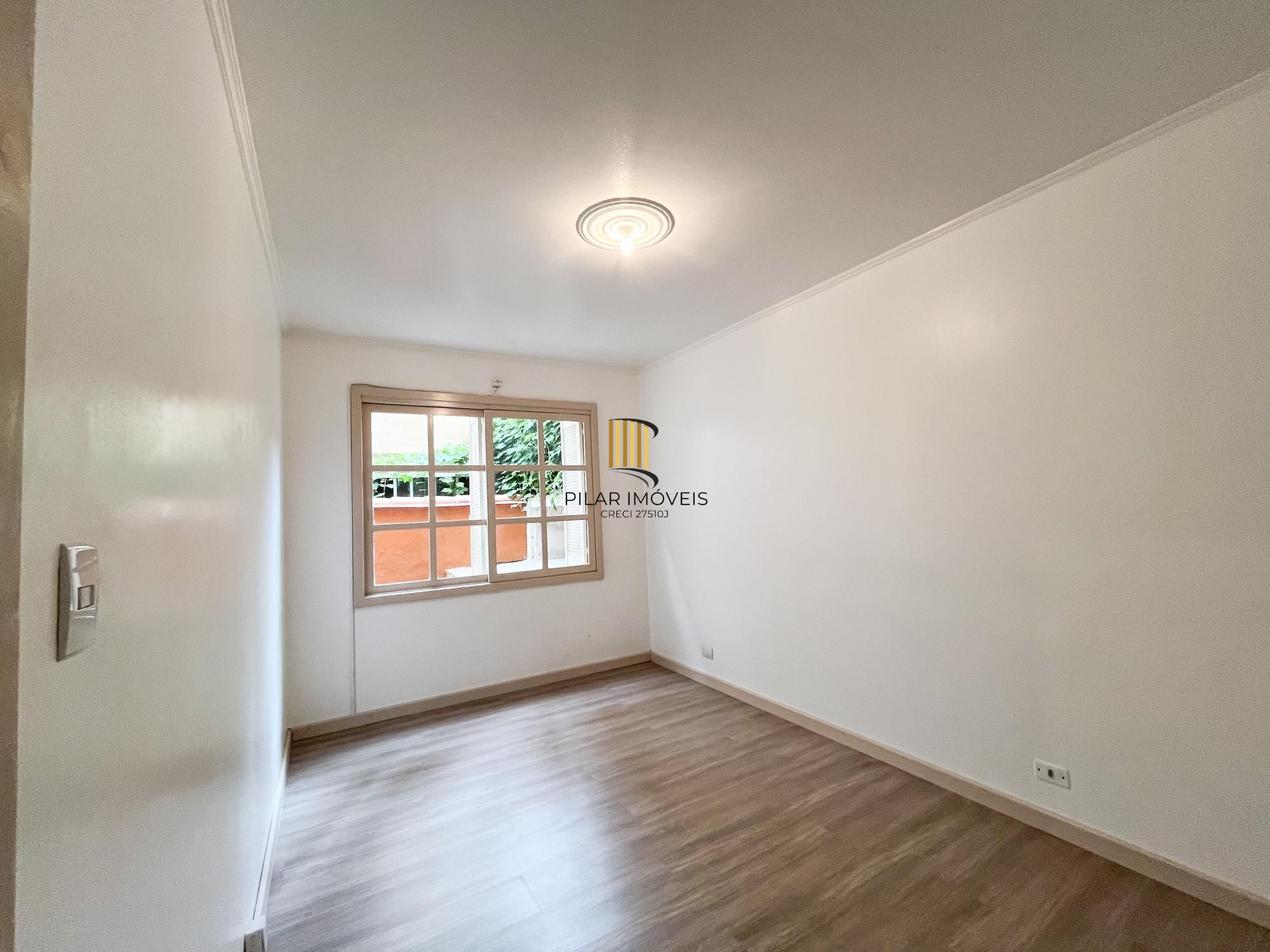 Apartamento 2 dormitórios com pátio no bairro Navegantes, em Porto Alegre.