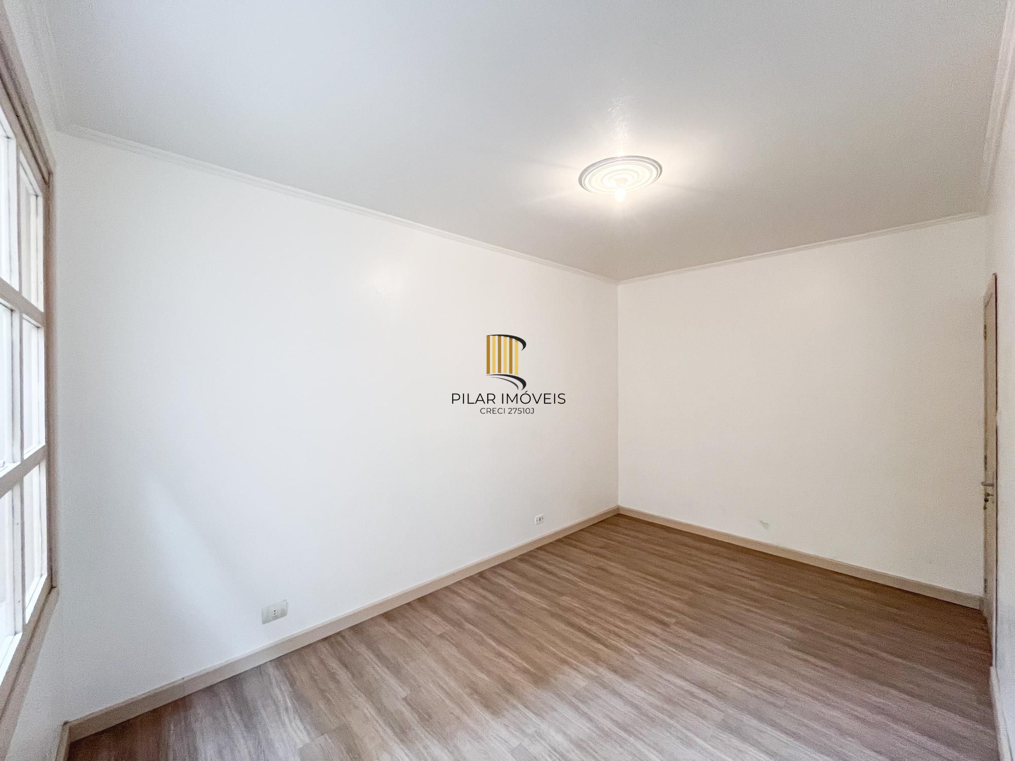 Apartamento 2 dormitórios com pátio no bairro Navegantes, em Porto Alegre.