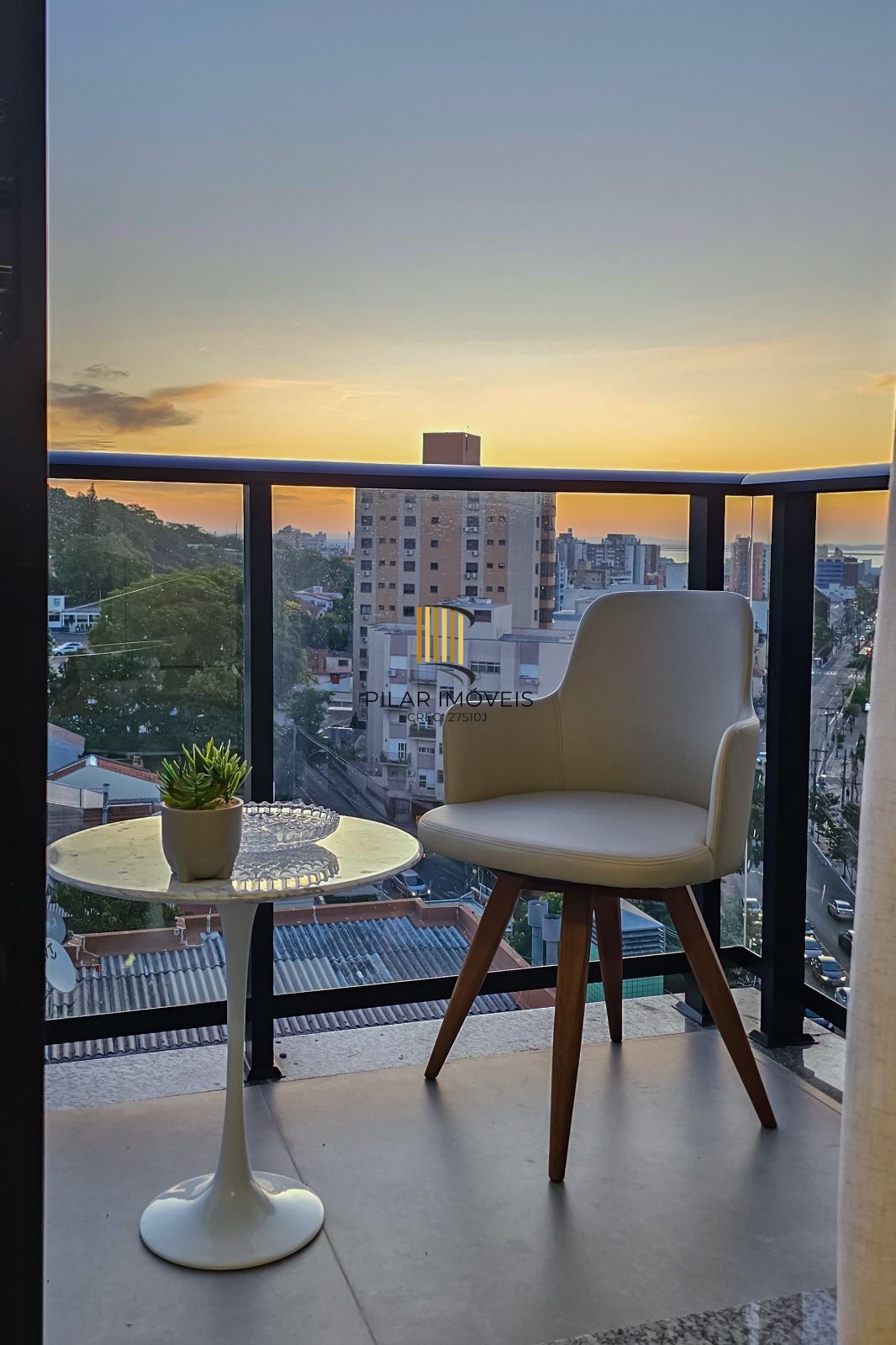 Apartamento completamente mobiliado e decorado, sacada, churrasqueira e vaga, com vista! - Pilar Imóveis
