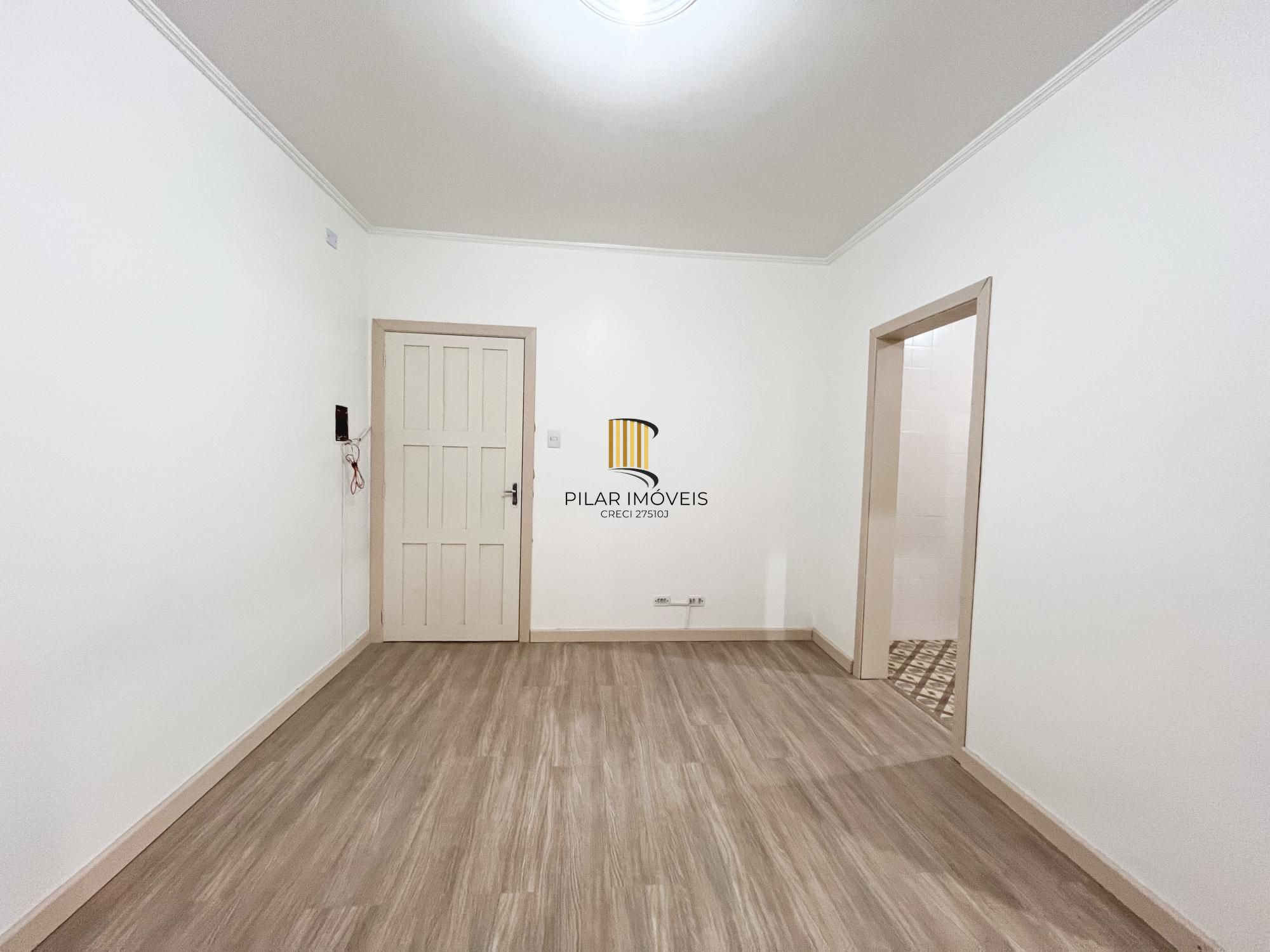 Apartamento 2 dormitórios com pátio no bairro Navegantes, em Porto Alegre.