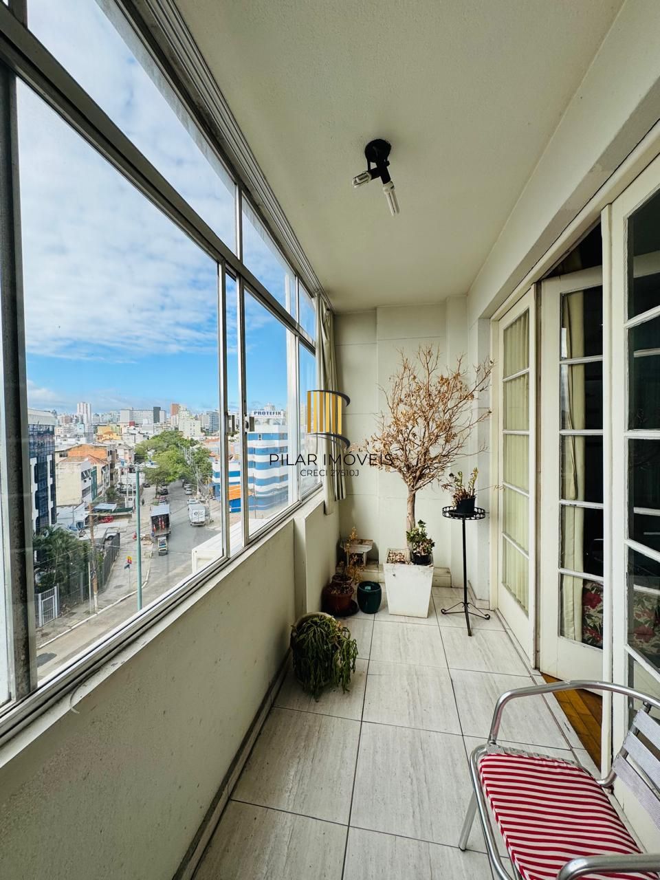 Apartamento Semimobiliado com 3 Dormitórios, 1 Suíte e Elevador