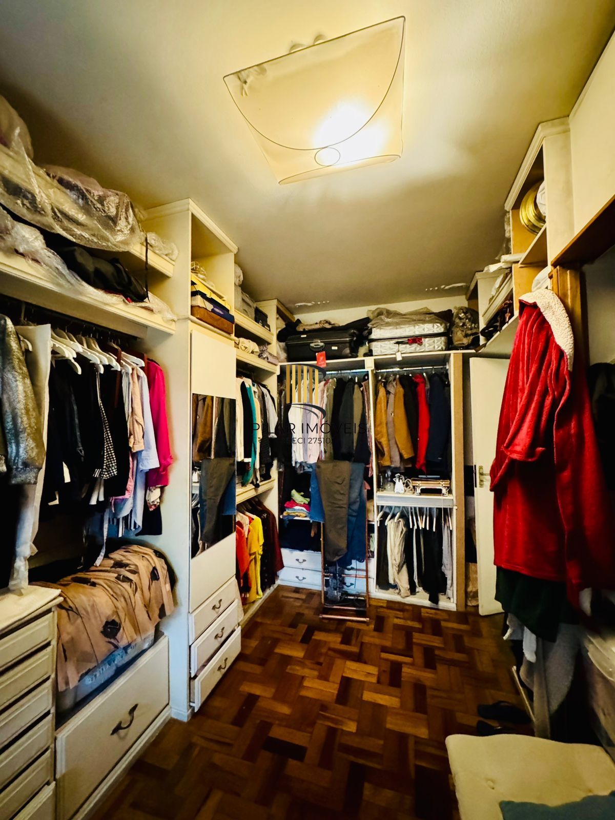 Bom Fim. Apartamento 3 dormitórios com living estendido.