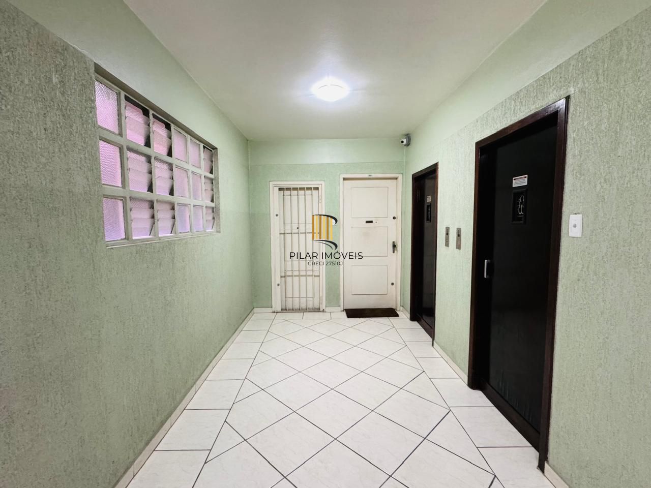Apartamento Semimobiliado com 3 Dormitórios, 1 Suíte e Elevador