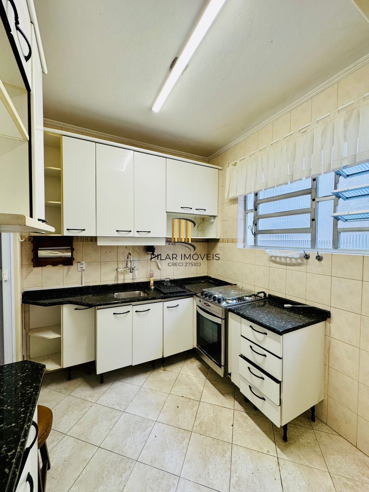 Bom Fim. Apartamento 3 dormitórios com living estendido.