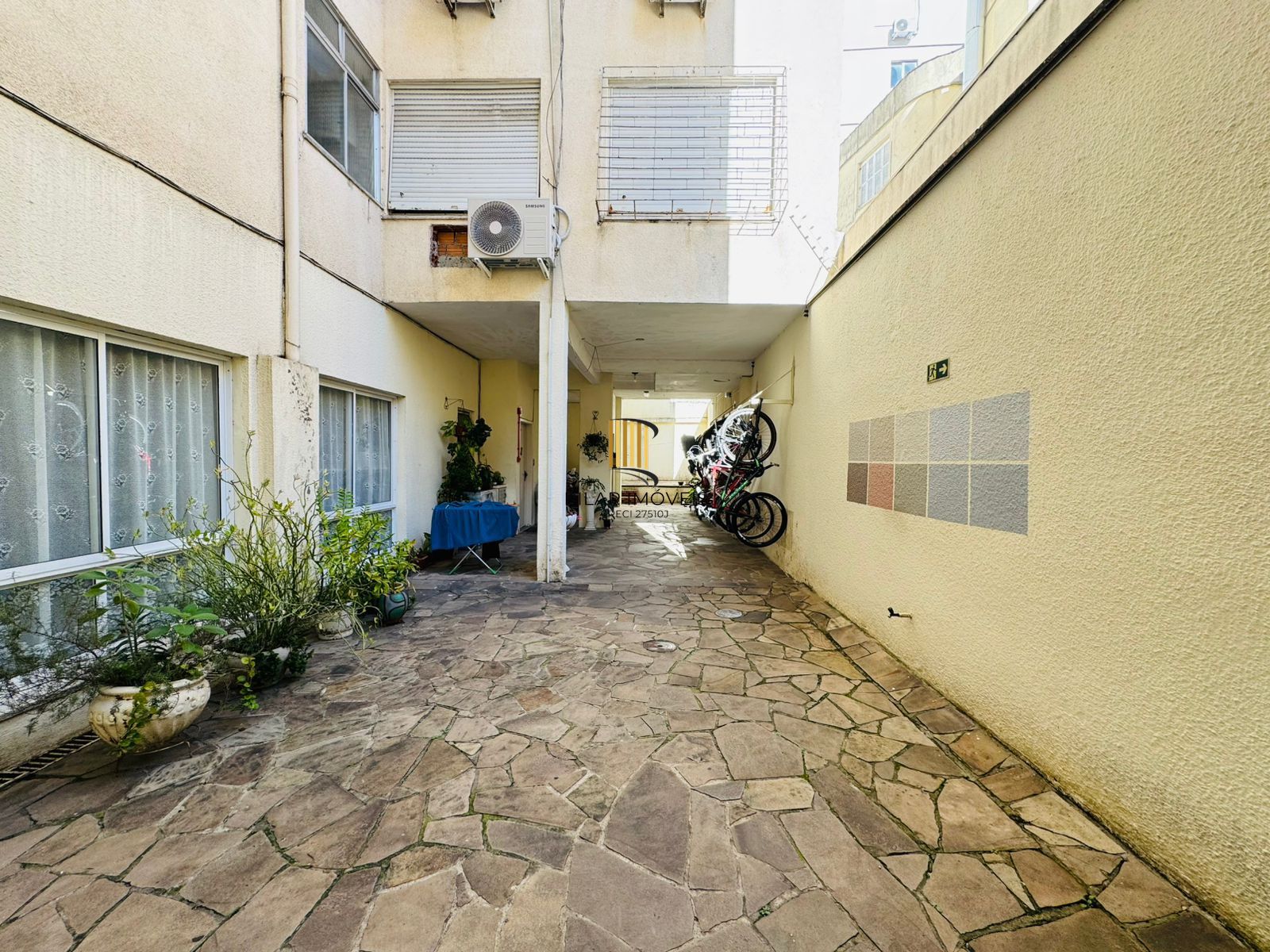 Apartamento Reformado, Ensolarado e a Poucos Passos da Redenção