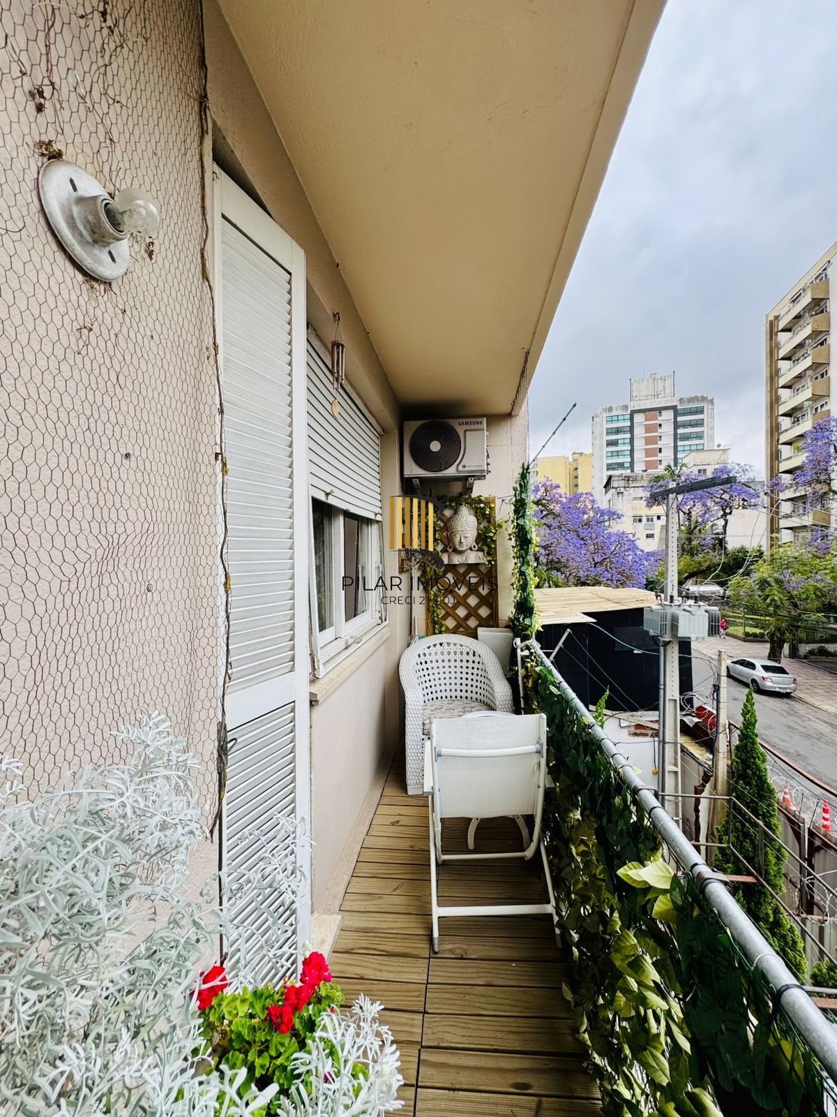 Bom Fim. Apartamento 3 dormitórios com living estendido.